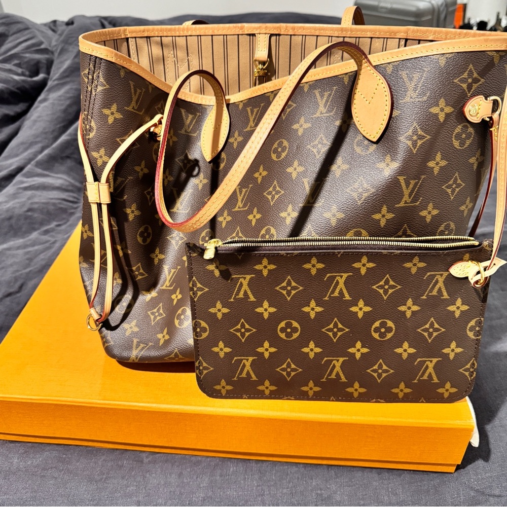 Louis Vuitton Neverfull MM monogram with beige interior